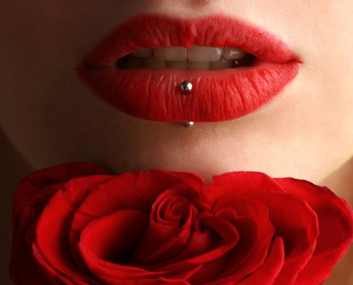 labios pintados con piercing de bolita